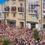 Descubre la mejor fiesta en la Plaza de la Virgen Blanca en Vitoria: ¡una experiencia inolvidable!